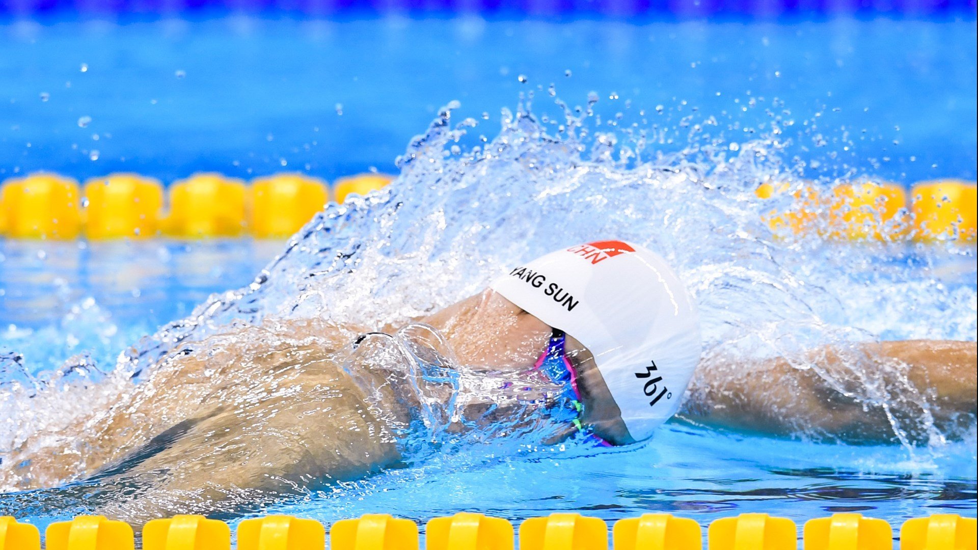 “马科斯·梅特罗的进攻与防守完美结合，推动阿根廷美洲狮队向前迈进”