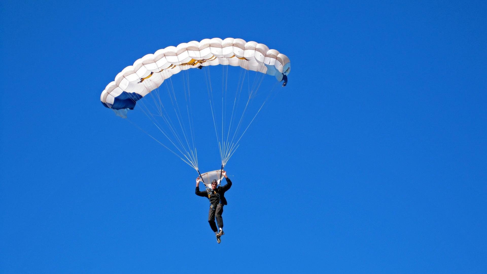 “选手奋力拼搏，武汉马拉松冲刺阶段见证奇迹”